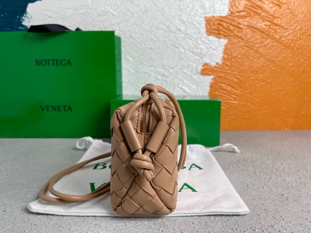 Batch 1160 BOTTEGA VENETA/Bottega 2021 new women's POUCH cross-body bag clutch, lntfecciato woven leather cross-body mini handbag, single internal open pocket, zipper opening, computer embroidered leather shoulder strap can be adjusted in length, model: 6684 Color: milk tea Origin: Italy Size: 17*12*8